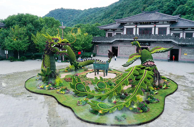 2020年9月浙江杭州富陽東吳文化公園國慶綠雕項目“龍飛鳳舞鼎盛世” (8).jpg